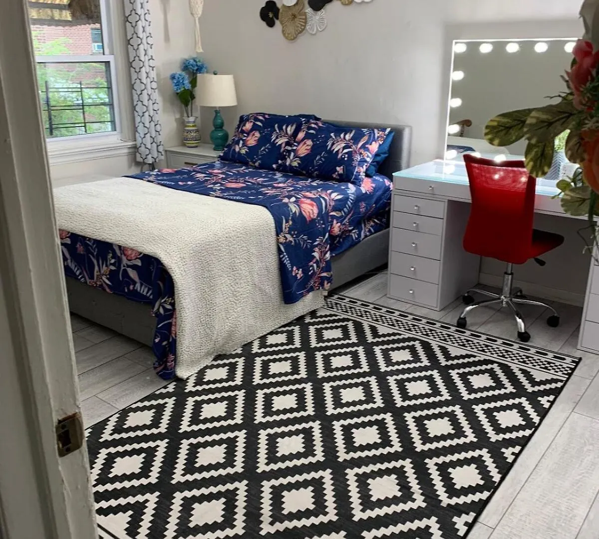 Cheerful 2 Bed Rooms Apartment In Heart Of Queens location