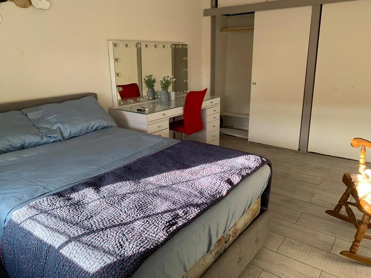 Cheerful 2 Bed Rooms Apartment In Heart Of Queens Νέα Υόρκη Δωμάτια σε οικογενειακή κατοικία